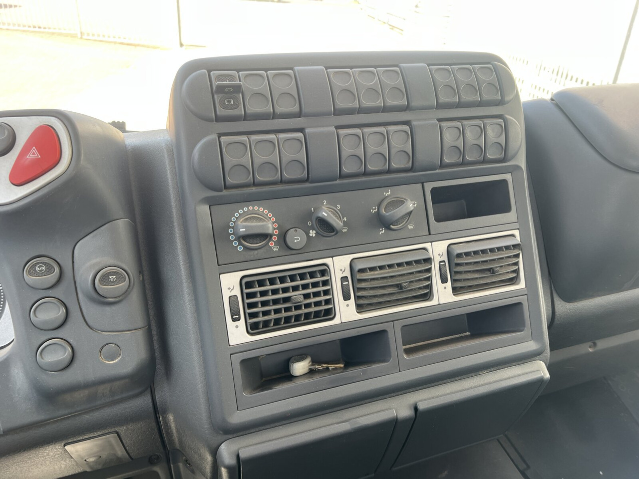 EuroCargo ML80E18K 4x2 EuroCargo ML80E18K 4x2 - Tipper: picture 5 EuroCargo ML80E18K 4x2 EuroCargo ML80E18K 4x2 - Tipper: picture 5