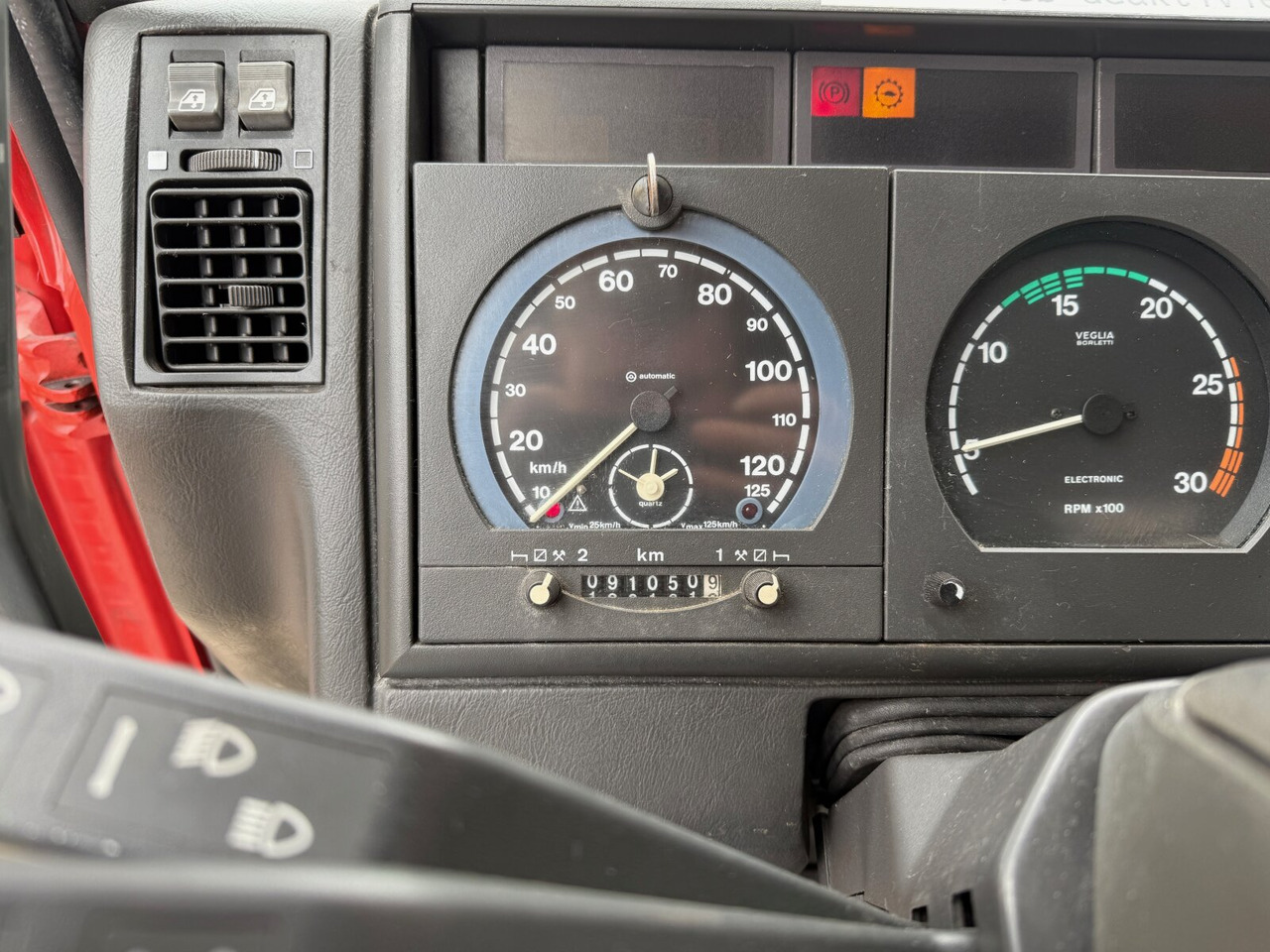 EuroTech 240E38 6x2-4 EuroTech 240E38 6x2-4, Lift-/Lenkachse, Seilwinde, Kran Hiab 100 - Hook lift truck, Crane truck: picture 4 EuroTech 240E38 6x2-4 EuroTech 240E38 6x2-4, Lift-/Lenkachse, Seilwinde, Kran Hiab 100 - Hook lift truck, Crane truck: picture 4