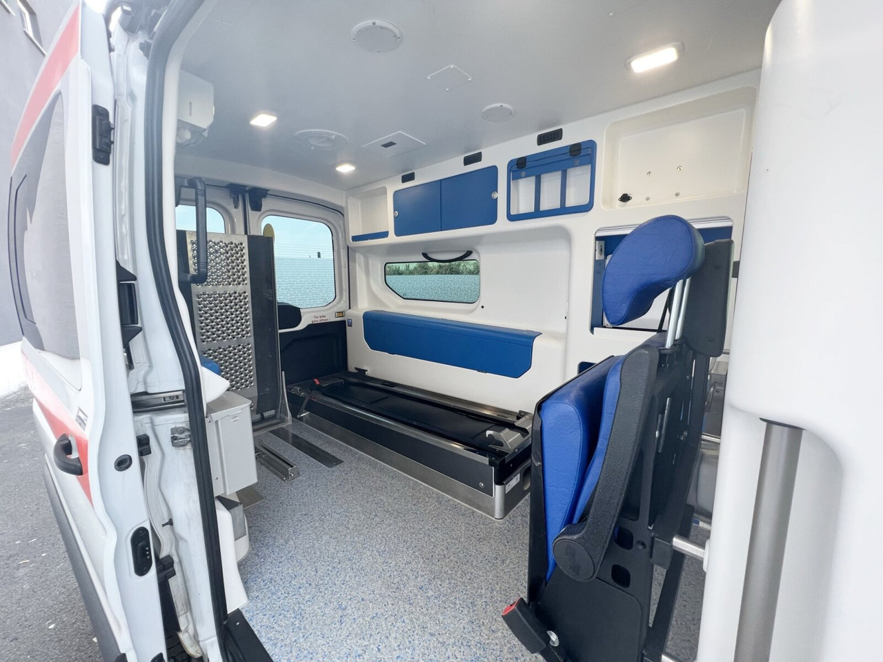 Ford Transit 2.2 TDCI 4x2 Transit 2.2 TDCI 4x2, Krankentransporter - Ambulance: picture 2 Ford Transit 2.2 TDCI 4x2 Transit 2.2 TDCI 4x2, Krankentransporter - Ambulance: picture 2