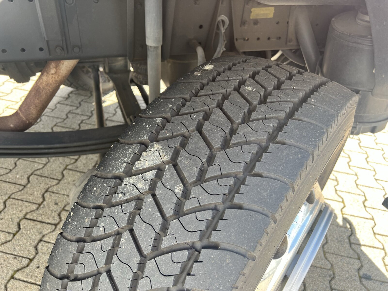 MAN 25/18.284 6x2-4 LL 25/18.284 6x2-4 LL,Kran HMF 1113 K3, Funk, Retarder - Hook lift truck, Crane truck: picture 2 MAN 25/18.284 6x2-4 LL 25/18.284 6x2-4 LL,Kran HMF 1113 K3, Funk, Retarder - Hook lift truck, Crane truck: picture 2