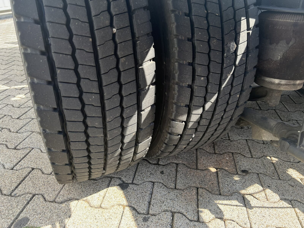 MAN 25/18.284 6x2-4 LL 25/18.284 6x2-4 LL,Kran HMF 1113 K3, Funk, Retarder - Hook lift truck, Crane truck: picture 3 MAN 25/18.284 6x2-4 LL 25/18.284 6x2-4 LL,Kran HMF 1113 K3, Funk, Retarder - Hook lift truck, Crane truck: picture 3