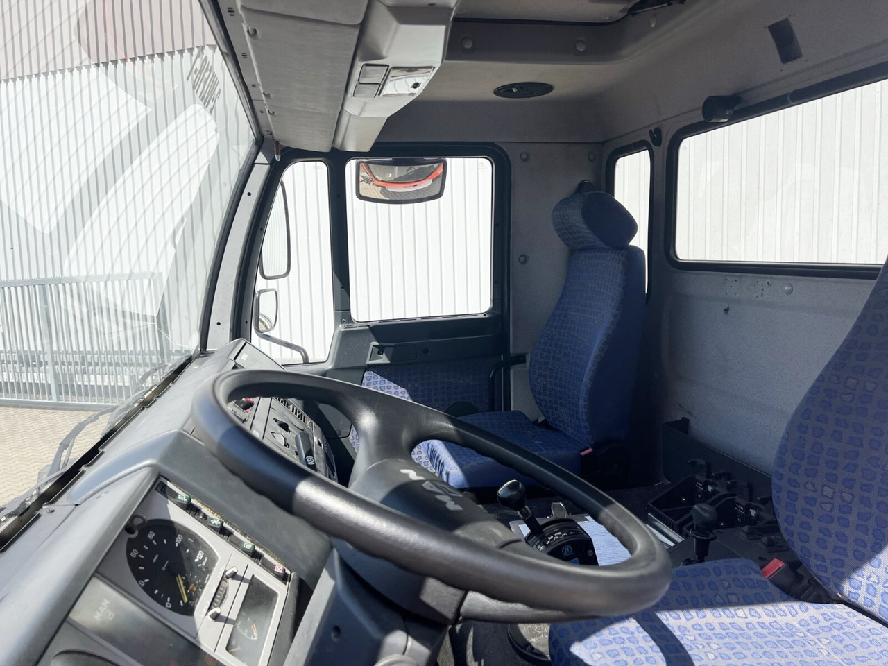 MAN 25/18.284 6x2-4 LL 25/18.284 6x2-4 LL,Kran HMF 1113 K3, Funk, Retarder - Hook lift truck, Crane truck: picture 5 MAN 25/18.284 6x2-4 LL 25/18.284 6x2-4 LL,Kran HMF 1113 K3, Funk, Retarder - Hook lift truck, Crane truck: picture 5