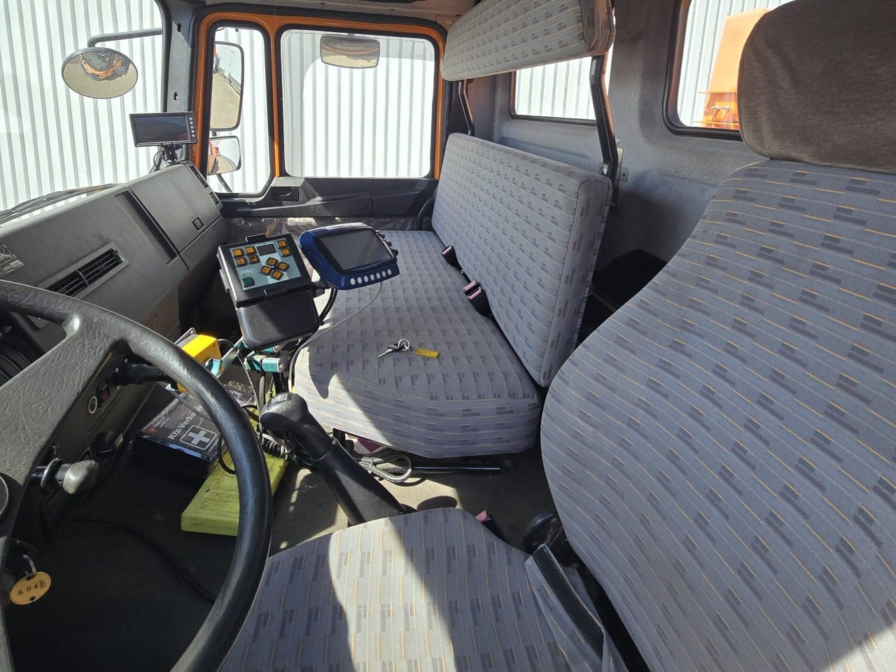 MAN F10 26.272 6x6 F10 26.272 6x6, F90 - Cab chassis truck: picture 2 MAN F10 26.272 6x6 F10 26.272 6x6, F90 - Cab chassis truck: picture 2