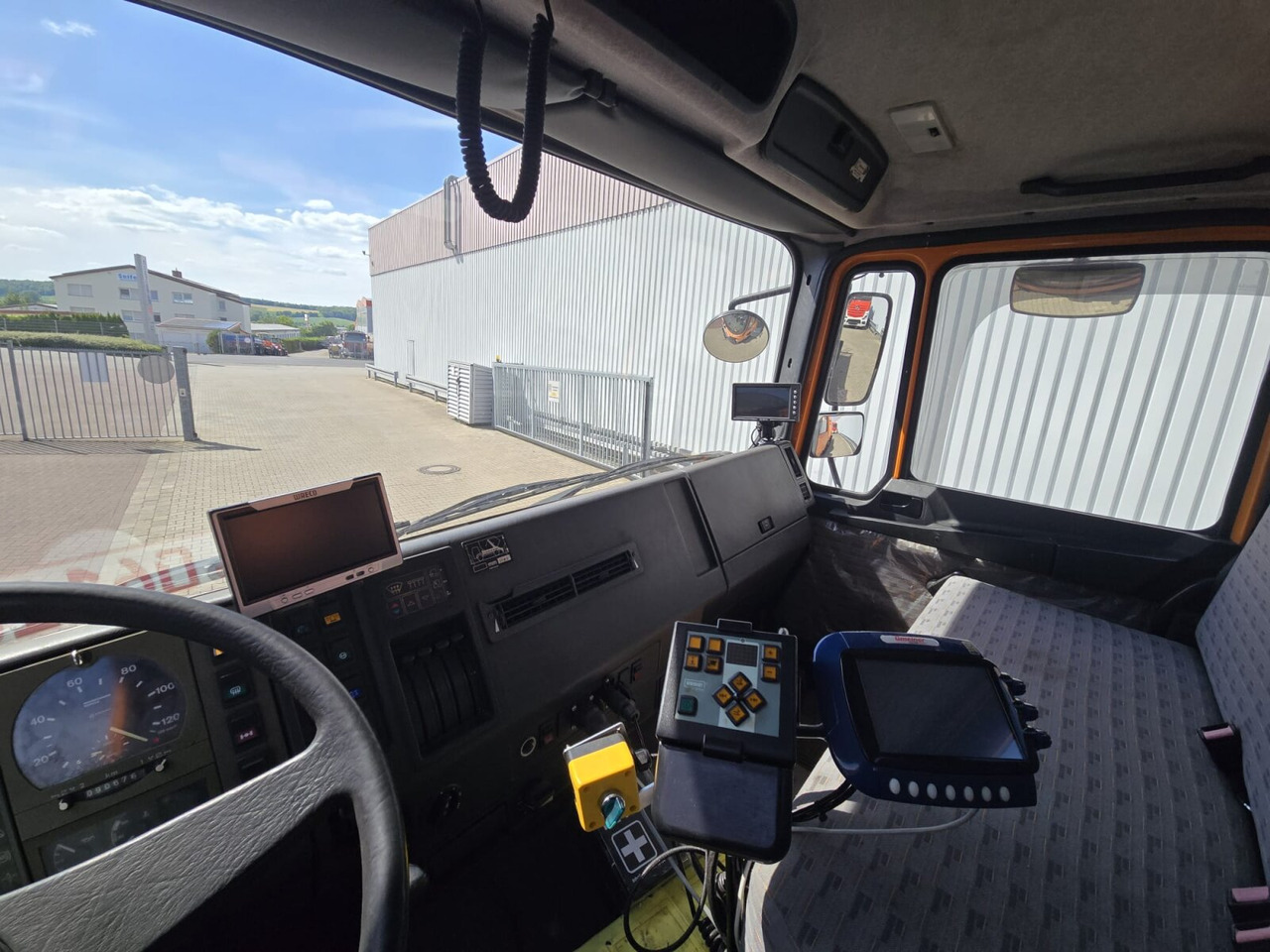 MAN F10 26.272 6x6 F10 26.272 6x6, F90 - Cab chassis truck: picture 4 MAN F10 26.272 6x6 F10 26.272 6x6, F90 - Cab chassis truck: picture 4