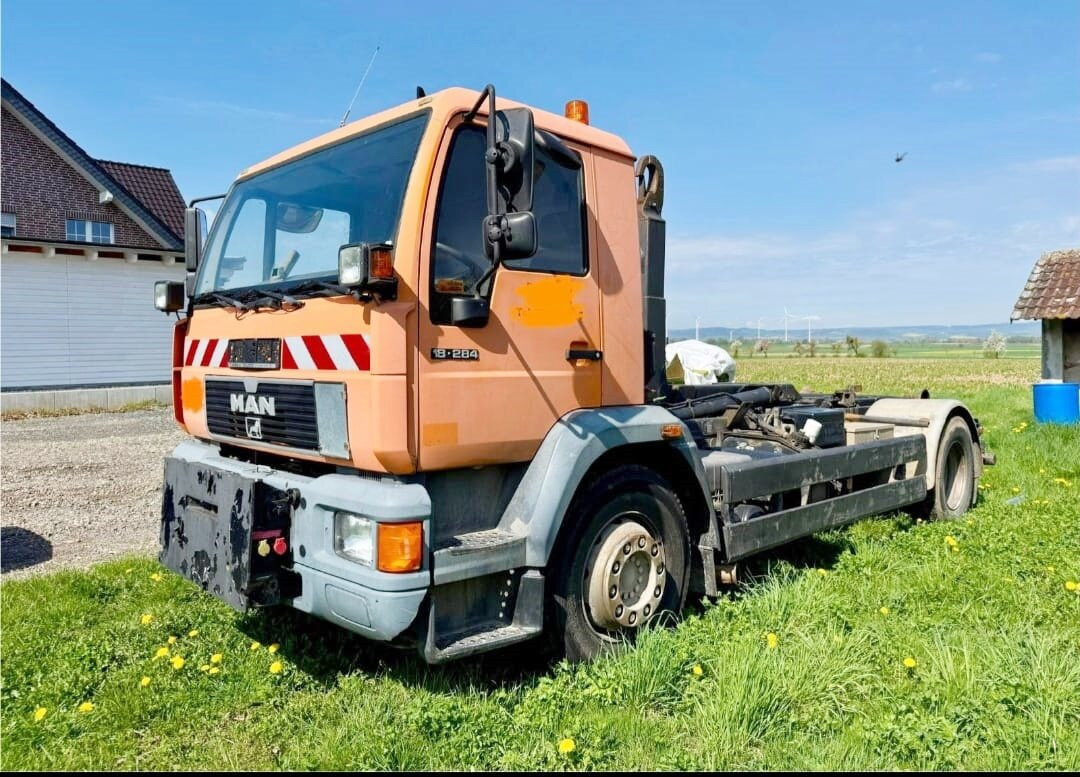 MAN LE 18.280 4x2 LL LE 18.280 4x2 LL, 6-Zylinder, Winterdienstausstattung - Hook lift truck: picture 1 MAN LE 18.280 4x2 LL LE 18.280 4x2 LL, 6-Zylinder, Winterdienstausstattung - Hook lift truck: picture 1