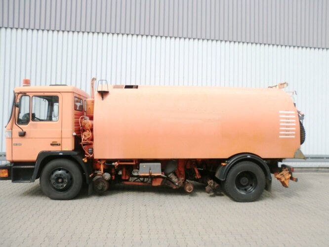 MAN M03 14.152 4x2 M03 14.152 4x2, Schienenkehrmaschine - Road sweeper: picture 4 MAN M03 14.152 4x2 M03 14.152 4x2, Schienenkehrmaschine - Road sweeper: picture 4