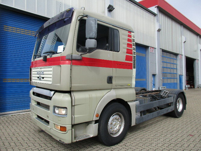 MAN TGA 18.360 4x2 - Cab chassis truck: picture 1 MAN TGA 18.360 4x2 - Cab chassis truck: picture 1