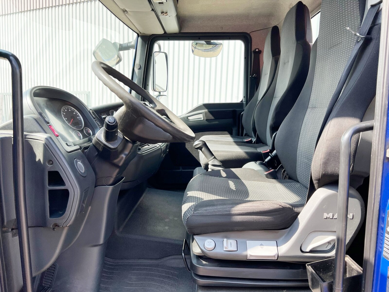 MAN TGL 12.180/210 4x2 BB TGL 12.180/210 4x2 BB, City-Abroller, Kran AMCO VEBA 807N2S - Hook lift truck, Crane truck: picture 3 MAN TGL 12.180/210 4x2 BB TGL 12.180/210 4x2 BB, City-Abroller, Kran AMCO VEBA 807N2S - Hook lift truck, Crane truck: picture 3