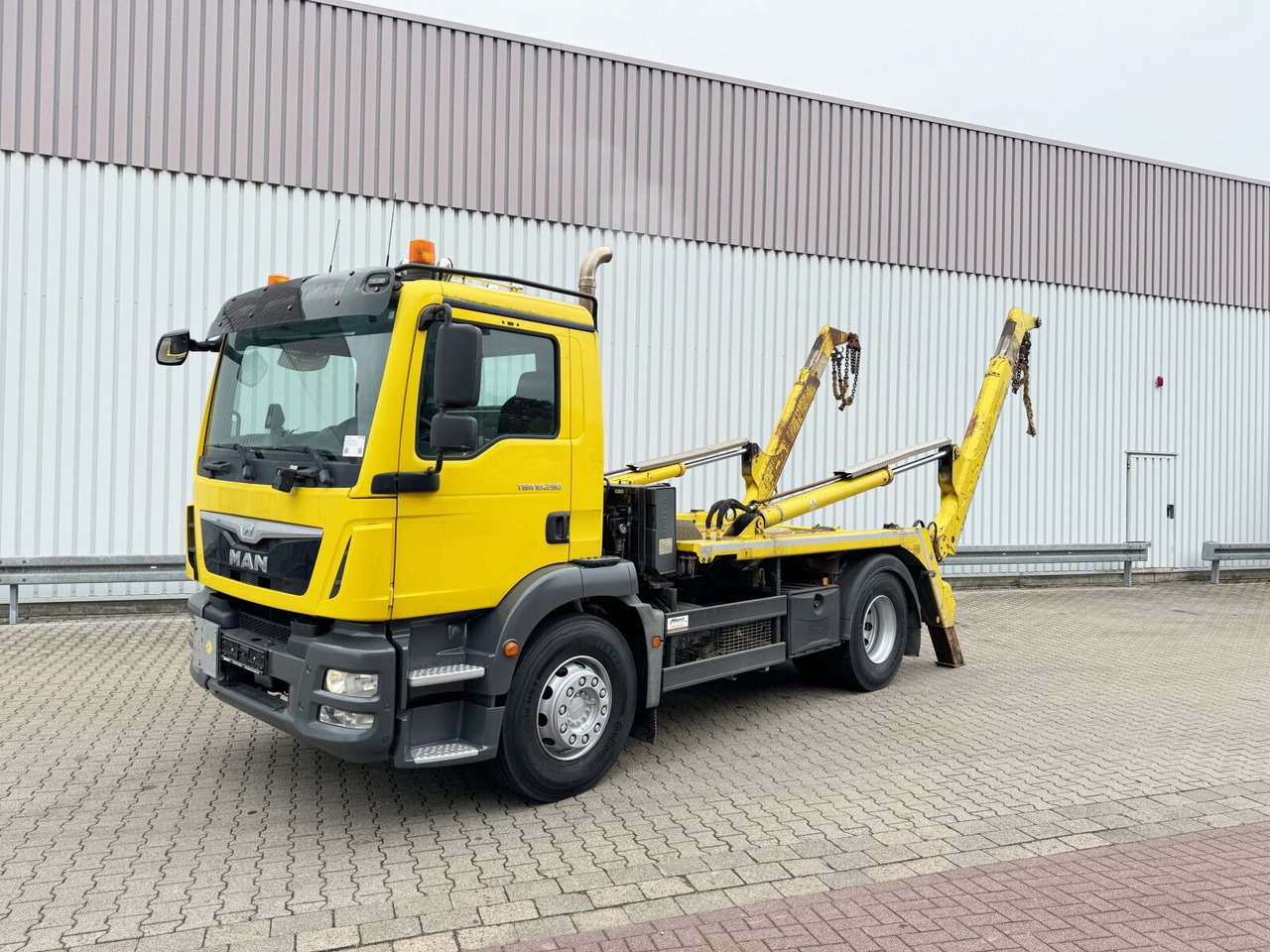 MAN TGM 18.290 4x2 BL TGM 18.290 4x2 BL, Meiller Teleabsetzkipper, Funk - Skip loader truck: picture 1 MAN TGM 18.290 4x2 BL TGM 18.290 4x2 BL, Meiller Teleabsetzkipper, Funk - Skip loader truck: picture 1