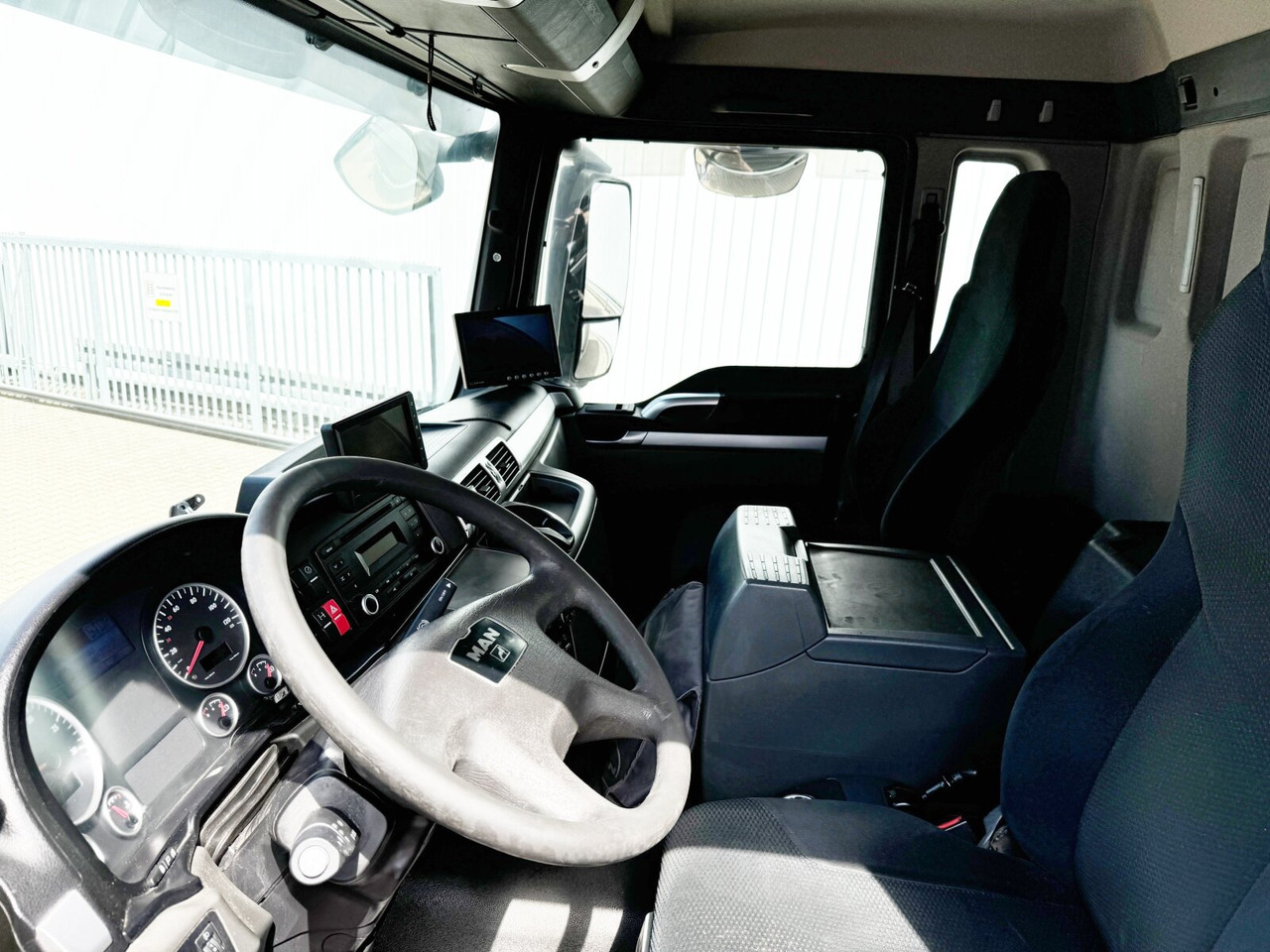 MAN TGS 26.360 6X2-4 BL TGS 26.360 6X2-4 BL, Lift-/Lenkachse, Stapleraufnahme - Box truck: picture 4 MAN TGS 26.360 6X2-4 BL TGS 26.360 6X2-4 BL, Lift-/Lenkachse, Stapleraufnahme - Box truck: picture 4