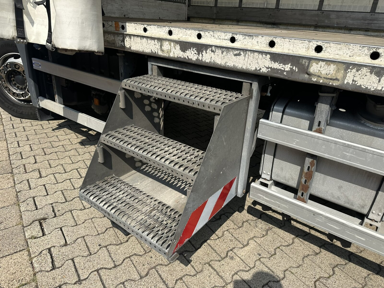 MAN TGS 26.400 6x2-4 LL TGS 26.400 6x2-4 LL, Lenk-/Lift, Edscha, Heckkran Palfinger PK23002-C + Jib PJ060A, Funk - Curtain side truck, Crane truck: picture 3 MAN TGS 26.400 6x2-4 LL TGS 26.400 6x2-4 LL, Lenk-/Lift, Edscha, Heckkran Palfinger PK23002-C + Jib PJ060A, Funk - Curtain side truck, Crane truck: picture 3