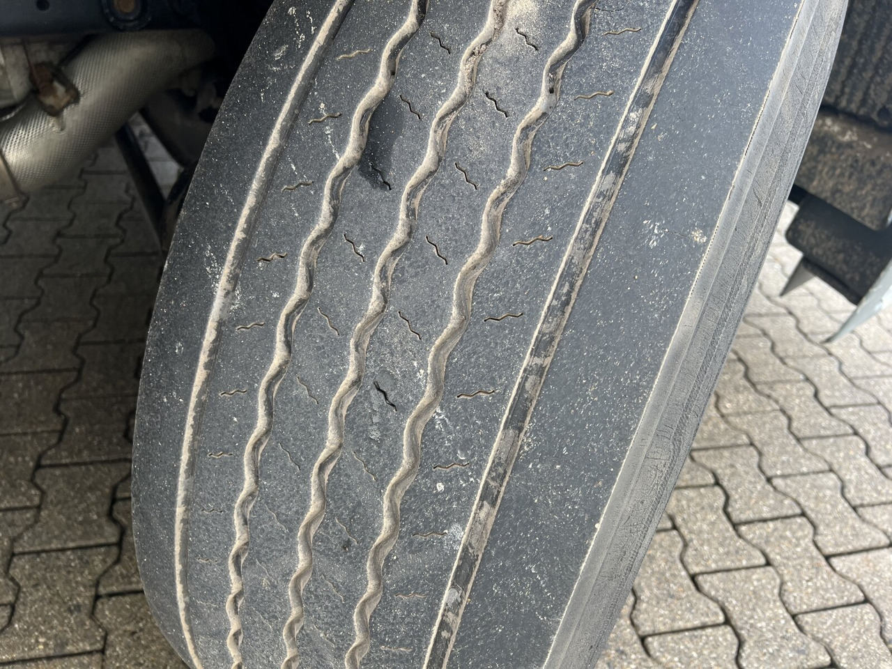 MAN TGS 26.400 6x2-4 LL TGS 26.400 6x2-4 LL, Navi, Lenk-/Liftachse, Heckkran Palfinger PK20001-K B, Funk - Crane truck, Dropside/ Flatbed truck: picture 4 MAN TGS 26.400 6x2-4 LL TGS 26.400 6x2-4 LL, Navi, Lenk-/Liftachse, Heckkran Palfinger PK20001-K B, Funk - Crane truck, Dropside/ Flatbed truck: picture 4