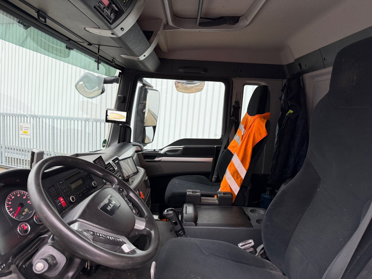 MAN TGS 26.440 6x2-4 BL TGS 26.440 6x2-4 BL, Lenk-/Liftachse, ADR, Esterer Tank ca. 20.340l, 3 Kammern - Tanker truck: picture 4 MAN TGS 26.440 6x2-4 BL TGS 26.440 6x2-4 BL, Lenk-/Liftachse, ADR, Esterer Tank ca. 20.340l, 3 Kammern - Tanker truck: picture 4