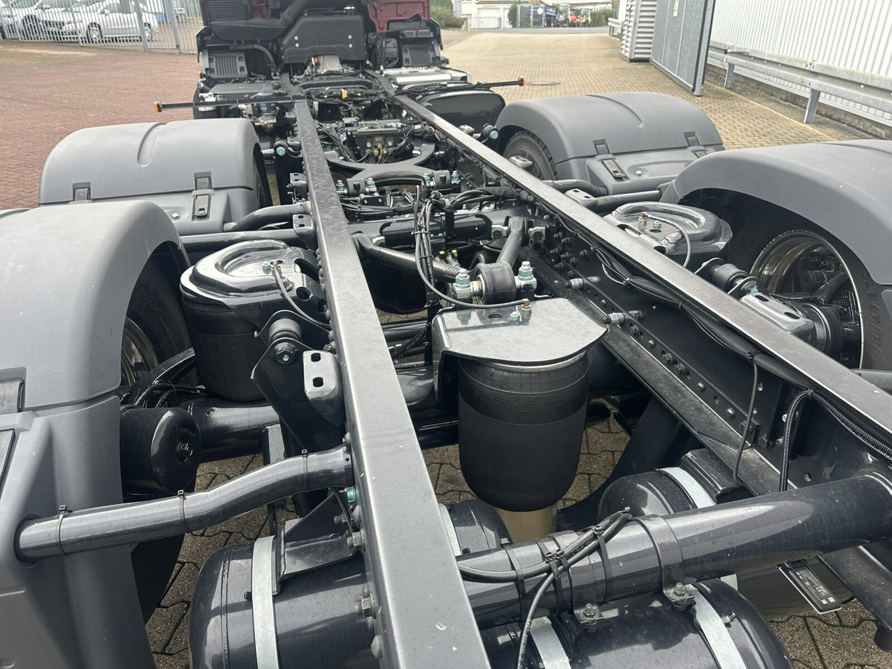 MAN TGS 26.440 6x2-4 LL CH TGS 26.440 6x2-4 LL CH, Lenk-/Liftachse, Navi, LED - Cab chassis truck: picture 4 MAN TGS 26.440 6x2-4 LL CH TGS 26.440 6x2-4 LL CH, Lenk-/Liftachse, Navi, LED - Cab chassis truck: picture 4
