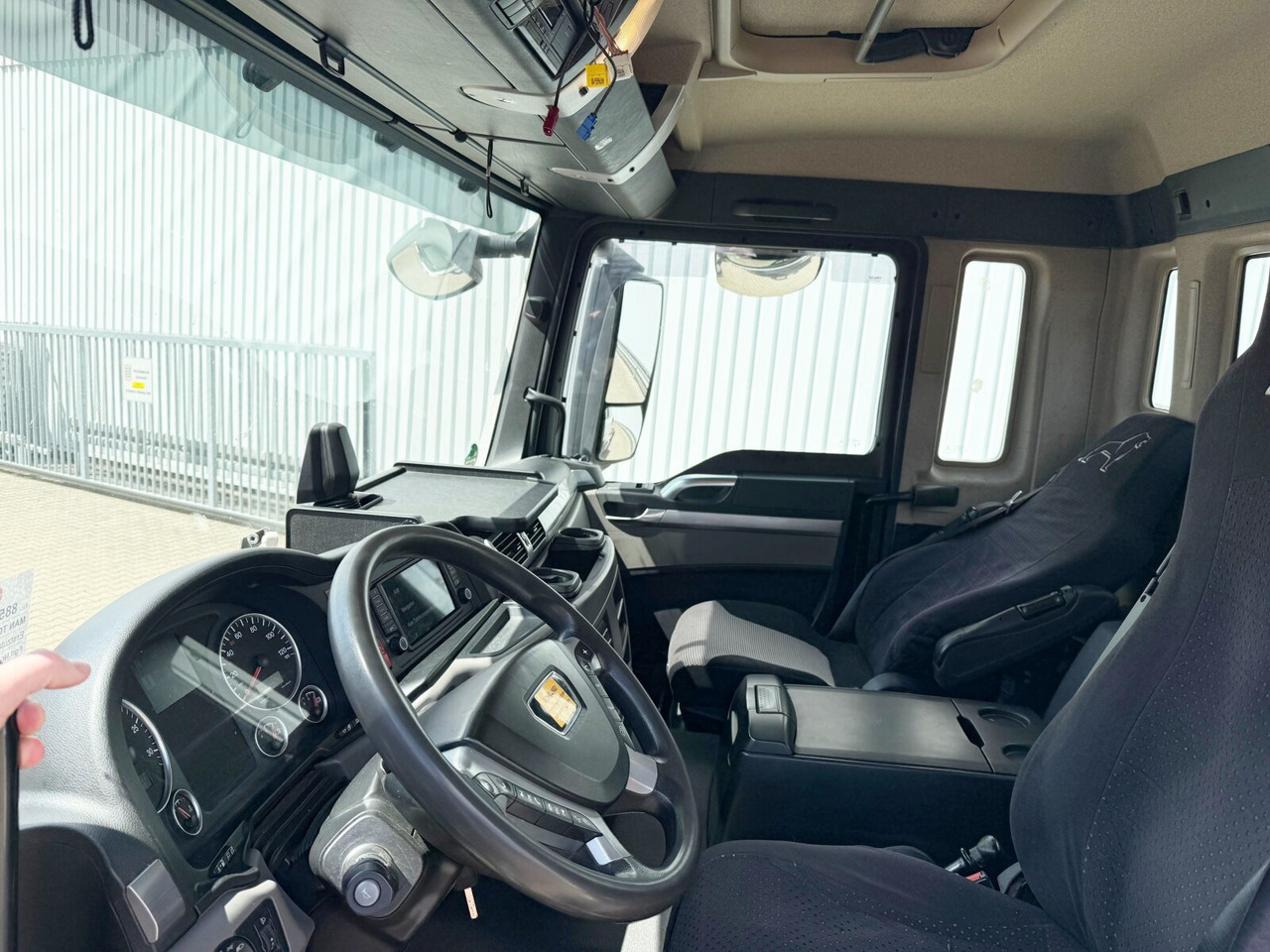MAN TGS 26.460 6x2-4 BL TGS 26.460 6x2-4 BL, Lenk-/Liftachse, Motorabtrieb - Hook lift truck: picture 3 MAN TGS 26.460 6x2-4 BL TGS 26.460 6x2-4 BL, Lenk-/Liftachse, Motorabtrieb - Hook lift truck: picture 3