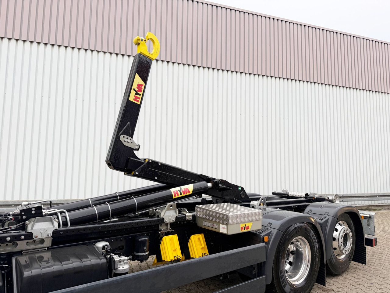 MAN TGS 26.520 6x2-2 BL TGS 26.520 6x2-2 BL, Navi, Liftachse - Hook lift truck: picture 2 MAN TGS 26.520 6x2-2 BL TGS 26.520 6x2-2 BL, Navi, Liftachse - Hook lift truck: picture 2
