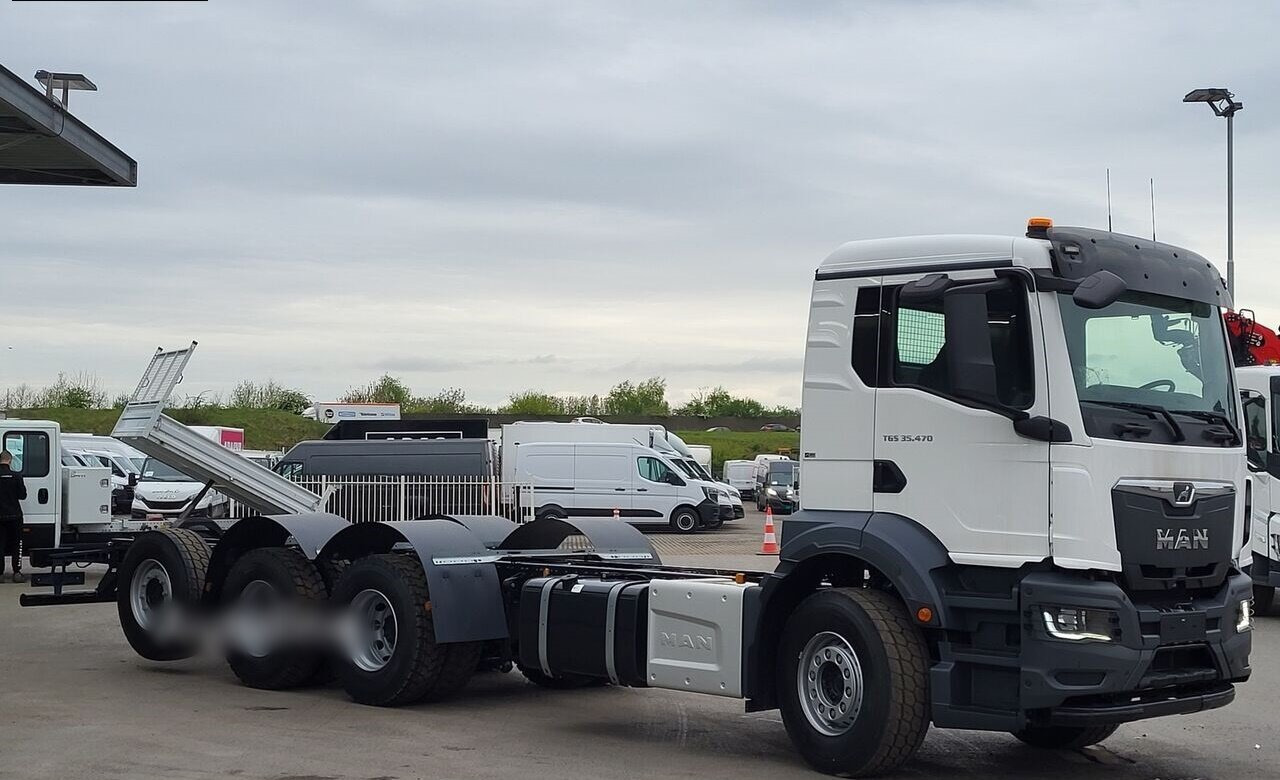 MAN TGS 35.470 8x4-4 BL TGS 35.470 8x4-4 BL, Lenk-/Liftachse, Navi, Nebenantrieb - Cab chassis truck: picture 2 MAN TGS 35.470 8x4-4 BL TGS 35.470 8x4-4 BL, Lenk-/Liftachse, Navi, Nebenantrieb - Cab chassis truck: picture 2