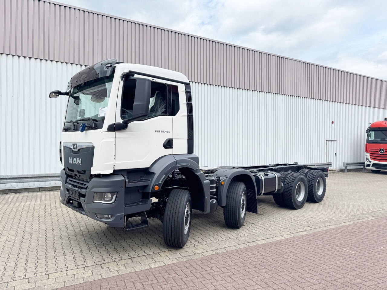 MAN TGS 35.480 8x8 BB CH TGS 35.480 8x8 BB CH, Hohe Bauart, Nebenantrieb - Cab chassis truck: picture 1 MAN TGS 35.480 8x8 BB CH TGS 35.480 8x8 BB CH, Hohe Bauart, Nebenantrieb - Cab chassis truck: picture 1