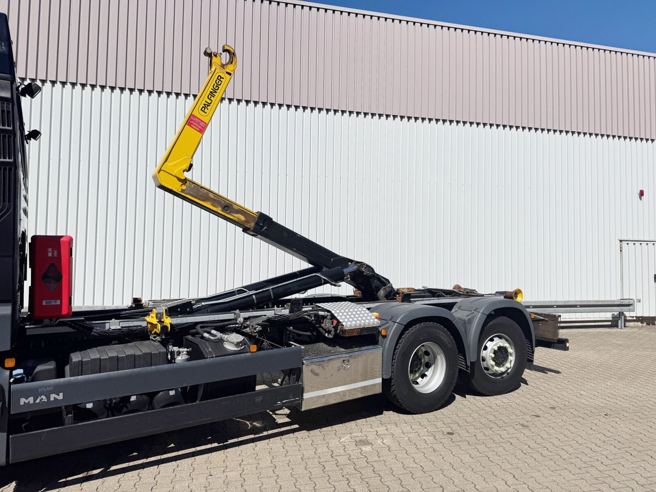 MAN TGX 26.510 6X2-4 BL TGX 26.510 6X2-4 BL, Lenk-/Liftachse, Funk - Hook lift truck: picture 2 MAN TGX 26.510 6X2-4 BL TGX 26.510 6X2-4 BL, Lenk-/Liftachse, Funk - Hook lift truck: picture 2