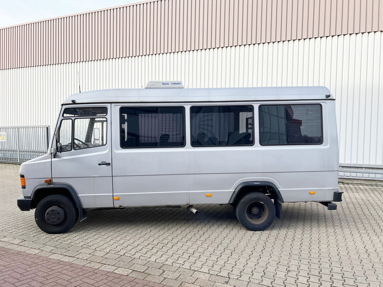 Mercedes-Benz 711 D-KA 4x2 711 D-KA 4x2, Standklima, 11-Sitze, 2 x on stock - Minibus, People carrier: picture 2 Mercedes-Benz 711 D-KA 4x2 711 D-KA 4x2, Standklima, 11-Sitze, 2 x on stock - Minibus, People carrier: picture 2