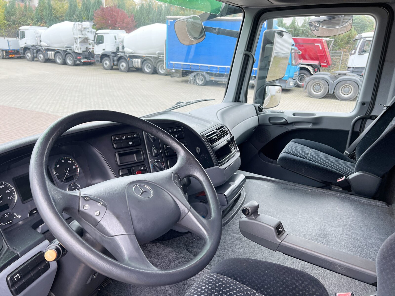 Mercedes-Benz Actros 2532 L 6x2 Actros 2532 L 6x2, Liftachse, LBW Dhollandia - Box truck: picture 2 Mercedes-Benz Actros 2532 L 6x2 Actros 2532 L 6x2, Liftachse, LBW Dhollandia - Box truck: picture 2