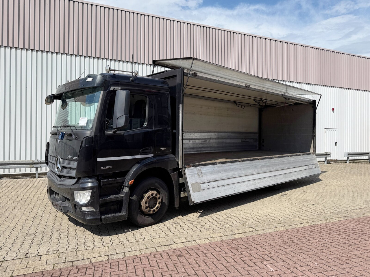 Mercedes-Benz Antos 1836 L 4x2 Antos 1836 L 4x2, Getränkekoffer, LBW Dautel - Box truck: picture 1 Mercedes-Benz Antos 1836 L 4x2 Antos 1836 L 4x2, Getränkekoffer, LBW Dautel - Box truck: picture 1