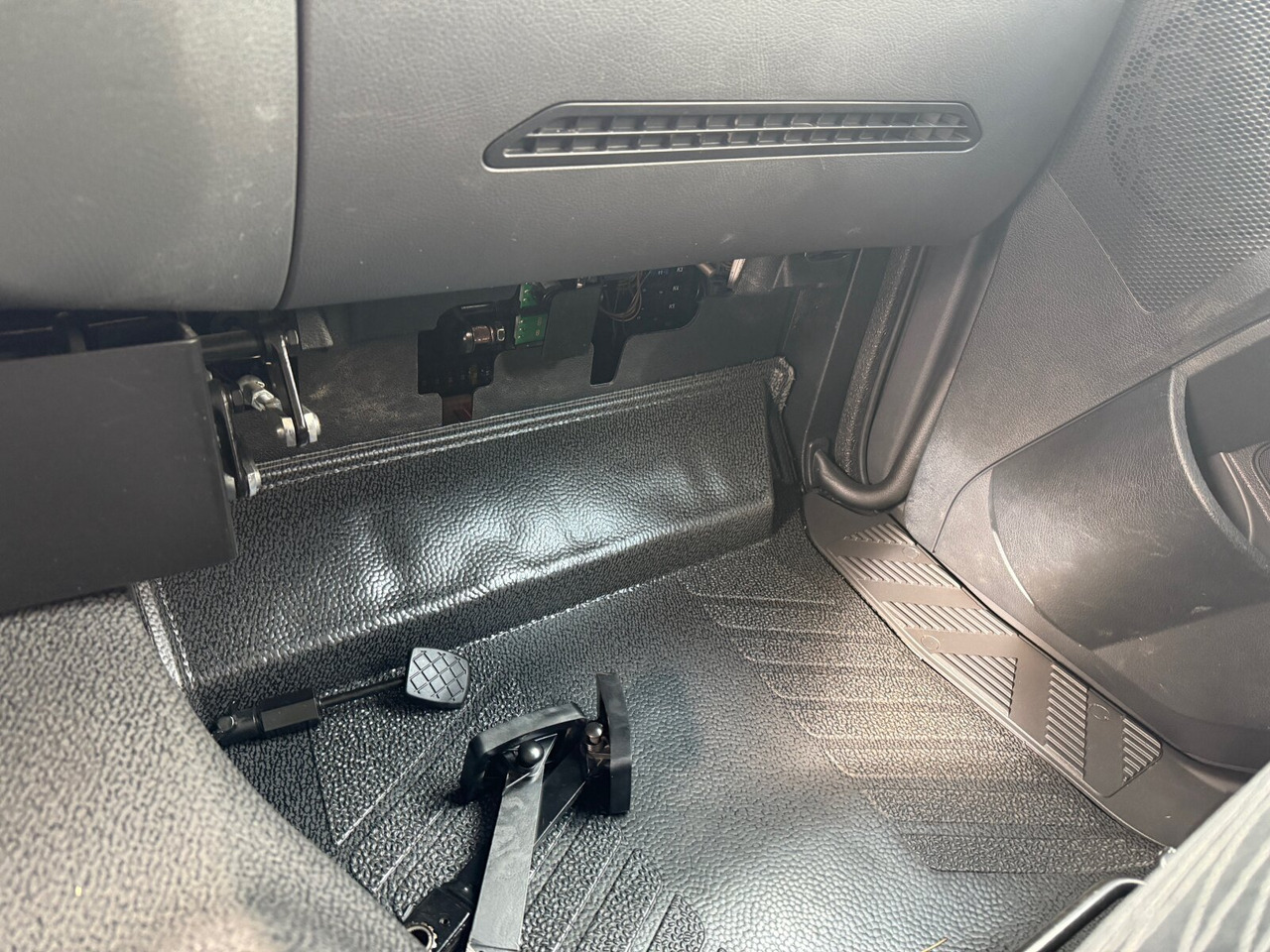 Mercedes-Benz Arocs 1827/30 A 4x4 Arocs 1827/30 A 4x4, Ex-! - Dropside/ Flatbed truck: picture 3 Mercedes-Benz Arocs 1827/30 A 4x4 Arocs 1827/30 A 4x4, Ex-! - Dropside/ Flatbed truck: picture 3