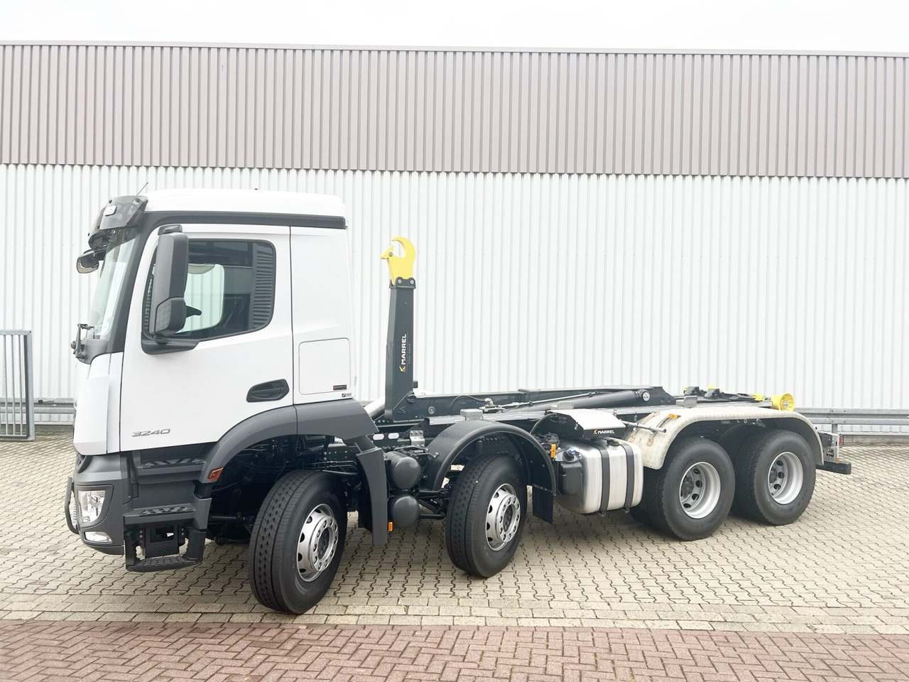 Mercedes-Benz Arocs 3240 8x4 Arocs 3240 8x4/42 - Hook lift truck: picture 1 Mercedes-Benz Arocs 3240 8x4 Arocs 3240 8x4/42 - Hook lift truck: picture 1