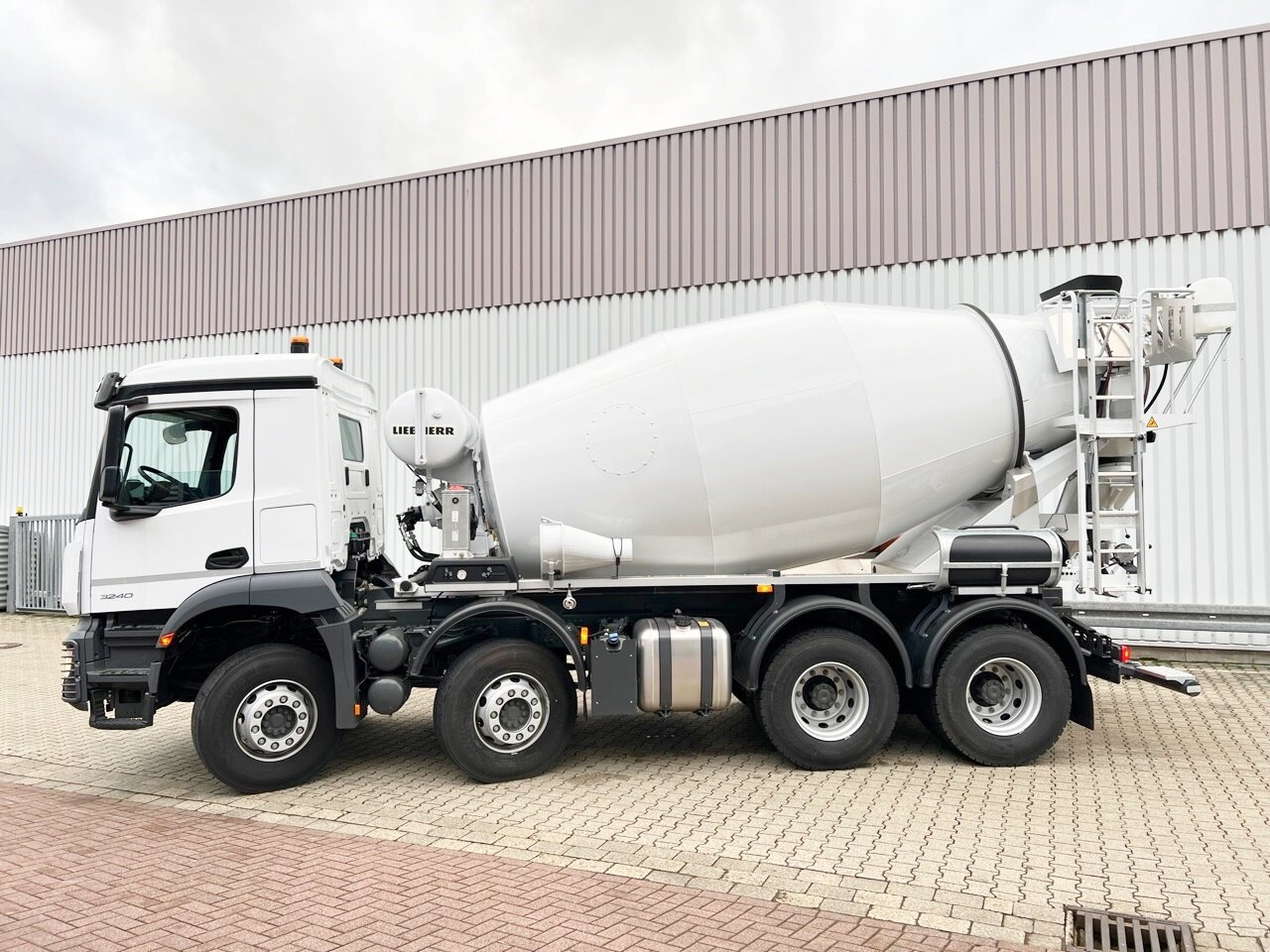 Mercedes-Benz Arocs 3240 B 8x4/4 Arocs 3240 B 8x4/4, Liebherr HTM 905 Mischer ca. 9m³, Multimedia Cockpit, Navi - Concrete mixer truck: picture 2 Mercedes-Benz Arocs 3240 B 8x4/4 Arocs 3240 B 8x4/4, Liebherr HTM 905 Mischer ca. 9m³, Multimedia Cockpit, Navi - Concrete mixer truck: picture 2