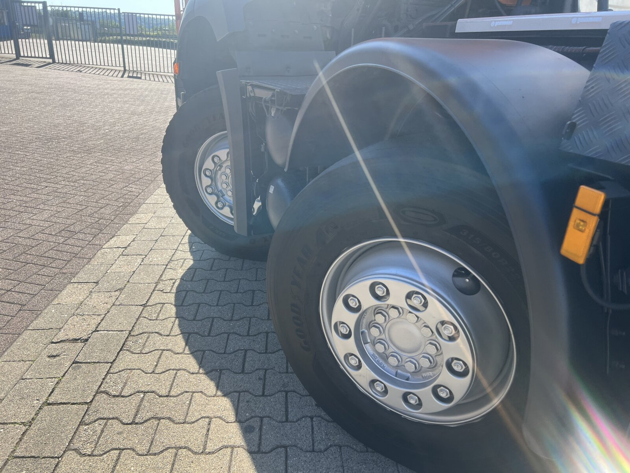 Mercedes-Benz Arocs 3243 LK 8x4/4 Arocs 3243 LK 8x4/4, Motorabtrieb - Hook lift truck: picture 2 Mercedes-Benz Arocs 3243 LK 8x4/4 Arocs 3243 LK 8x4/4, Motorabtrieb - Hook lift truck: picture 2