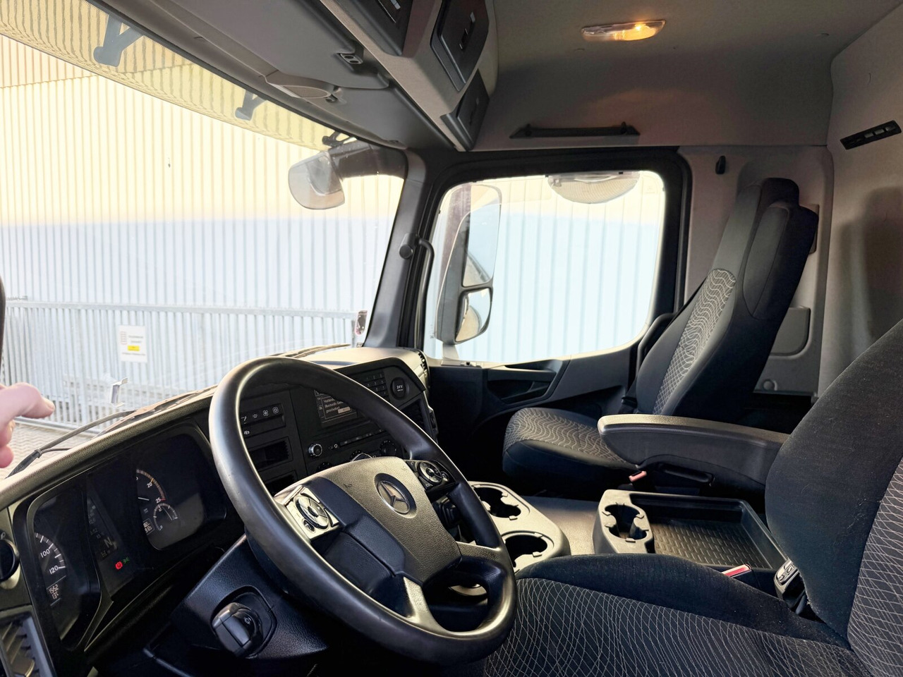 Mercedes-Benz Arocs 3351 AK 6x6 Arocs 3351 AK 6x6, Retarder, Grounder, Motorabtrieb, pneum. Heckklappenöffnung - Tipper: picture 4 Mercedes-Benz Arocs 3351 AK 6x6 Arocs 3351 AK 6x6, Retarder, Grounder, Motorabtrieb, pneum. Heckklappenöffnung - Tipper: picture 4