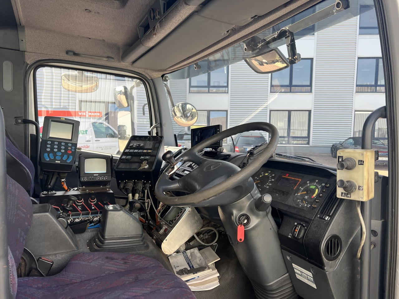 Mercedes-Benz Atego 1828 L 4x2 Atego 1828 L 4x2,Rechtslenker, Winterdienstplatte - Cab chassis truck: picture 4 Mercedes-Benz Atego 1828 L 4x2 Atego 1828 L 4x2,Rechtslenker, Winterdienstplatte - Cab chassis truck: picture 4