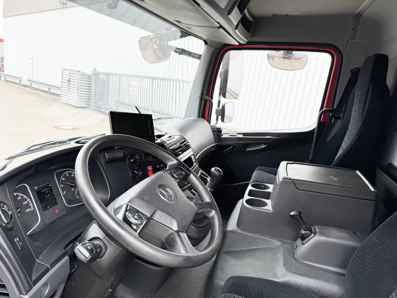 Mercedes-Benz Atego 816 4x2 Atego 816 4x2 mit LBW BÄR - Box truck: picture 3 Mercedes-Benz Atego 816 4x2 Atego 816 4x2 mit LBW BÄR - Box truck: picture 3