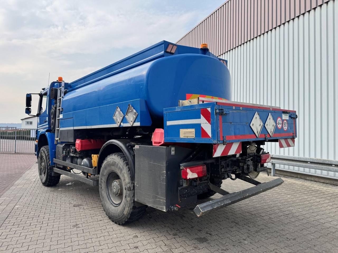 Mercedes-Benz Axor 1829 A 4x4 Axor 1829 A 4x4, Willig Tank ca. 8500l, 2 Kammern - Tanker truck: picture 2 Mercedes-Benz Axor 1829 A 4x4 Axor 1829 A 4x4, Willig Tank ca. 8500l, 2 Kammern - Tanker truck: picture 2