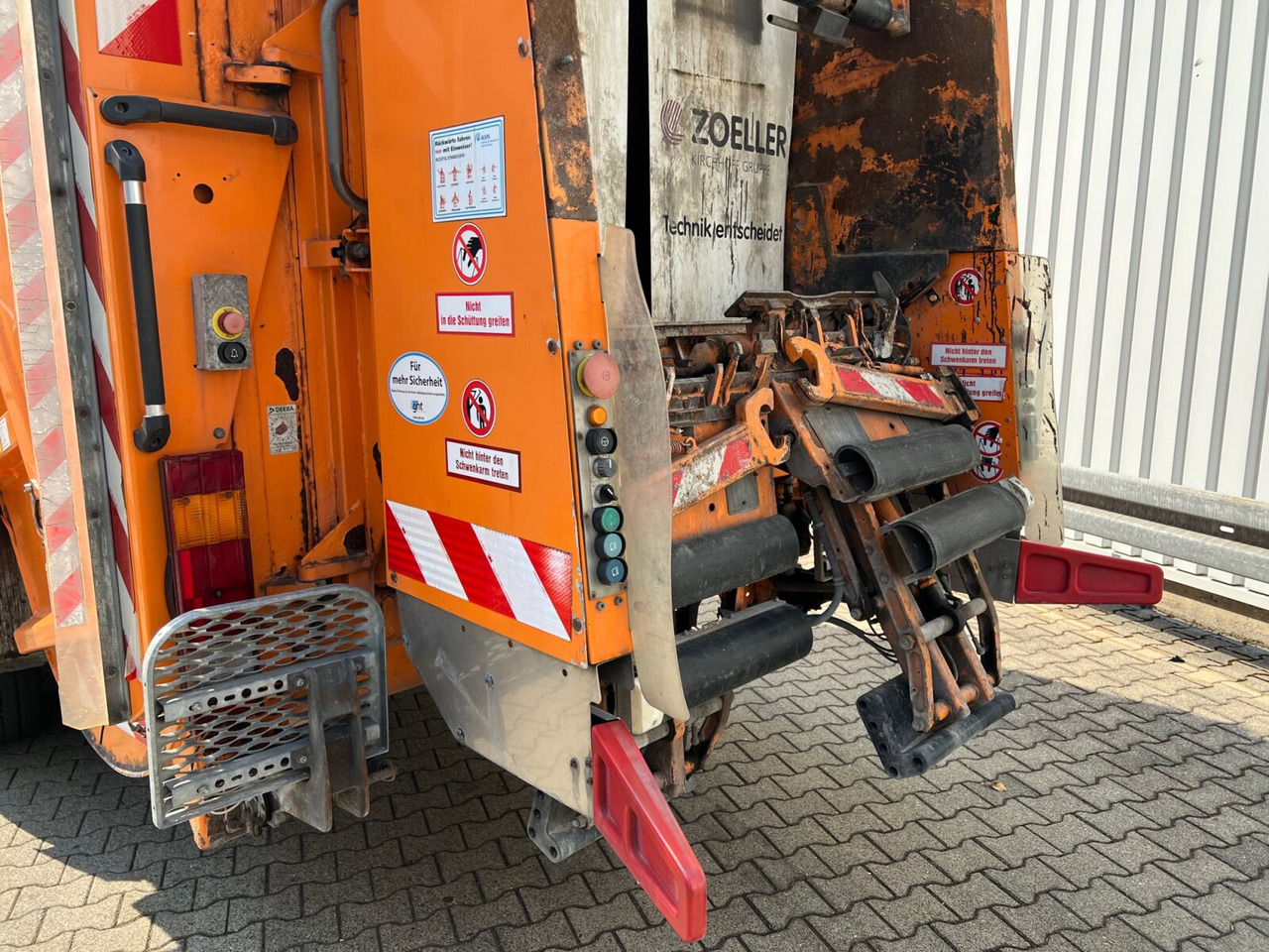 Refuse truck for transportation of garbage Mercedes-Benz Axor 2529 L 6x2 Axor 2529 L 6x2, Lenkachse, HN-Cityloader, Zöller-Schüttung: picture 13