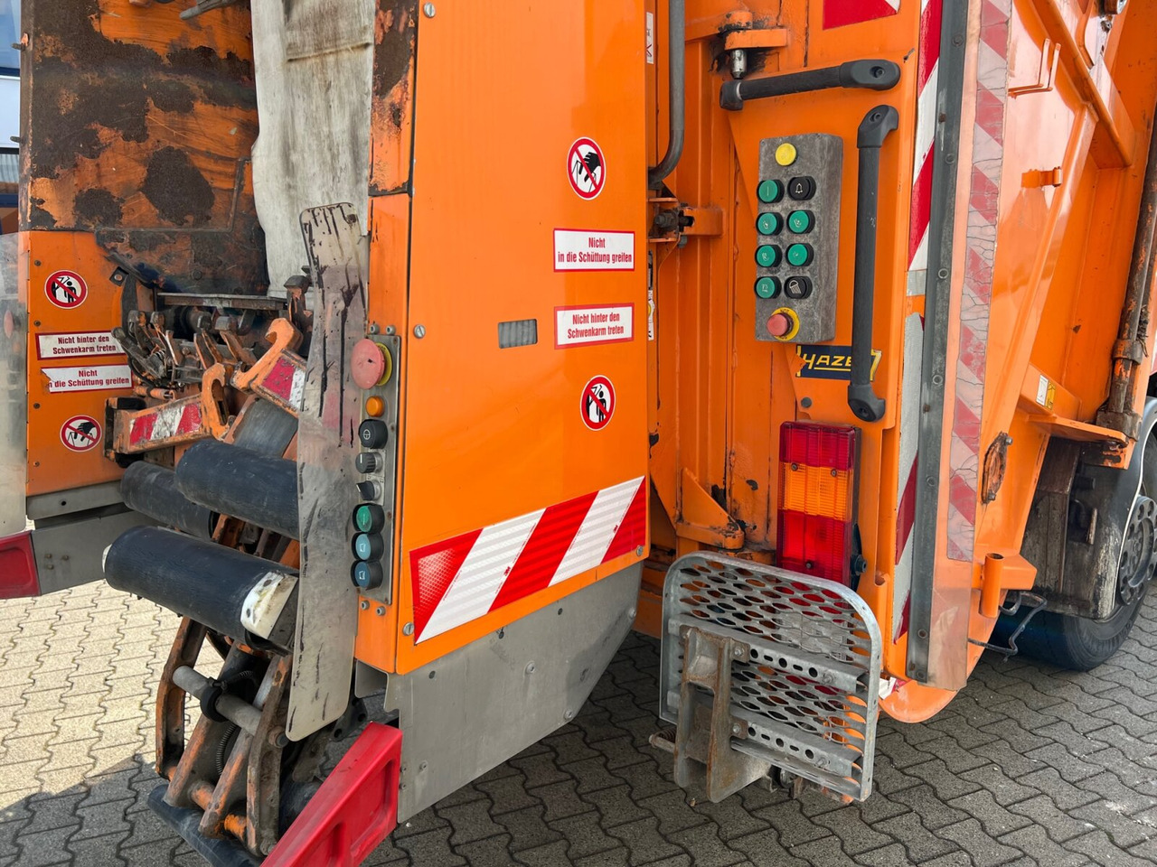 Refuse truck for transportation of garbage Mercedes-Benz Axor 2529 L 6x2 Axor 2529 L 6x2, Lenkachse, HN-Cityloader, Zöller-Schüttung: picture 10