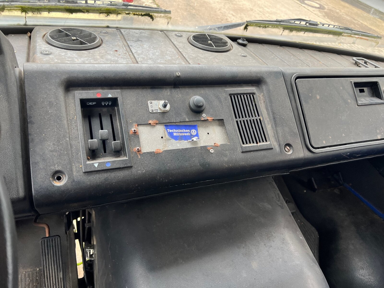 Mercedes-Benz L 407 D 4x2 Doka L 407 D 4x2 Doka, Ex-THW - Curtain side truck: picture 2 Mercedes-Benz L 407 D 4x2 Doka L 407 D 4x2 Doka, Ex-THW - Curtain side truck: picture 2