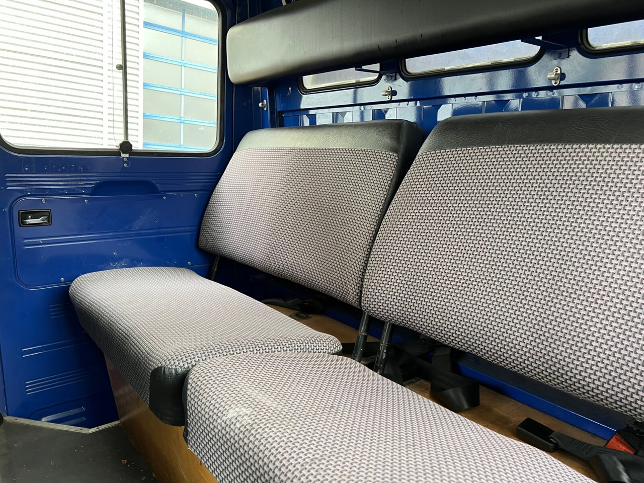 Mercedes-Benz L 407 D 4x2 Doka L 407 D 4x2 Doka, Ex-THW - Curtain side truck: picture 4 Mercedes-Benz L 407 D 4x2 Doka L 407 D 4x2 Doka, Ex-THW - Curtain side truck: picture 4