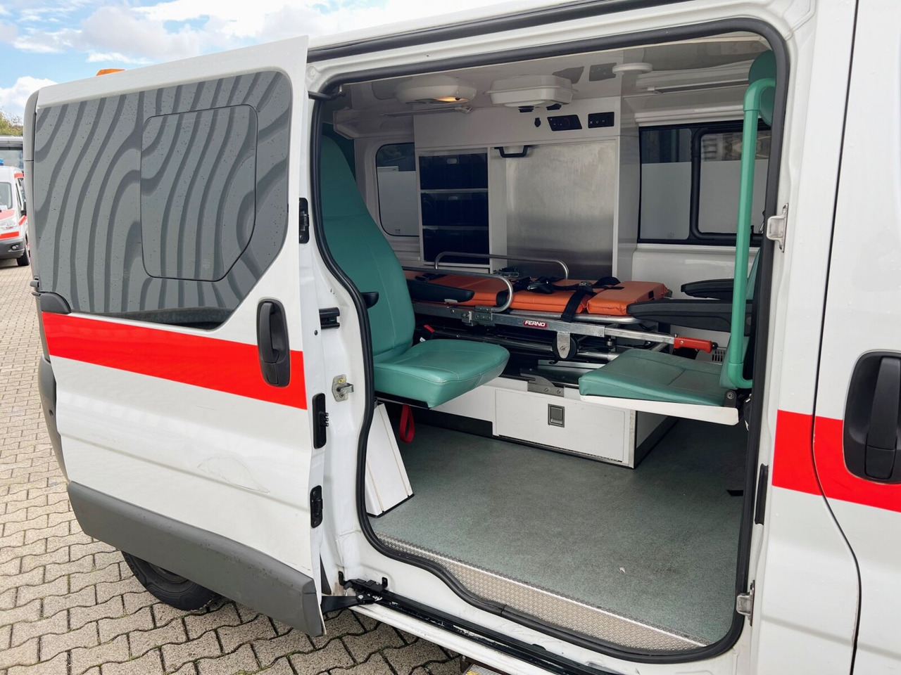 Ambulance Renault Trafik 2.0 dCi115 4x2 Trafik 2.0 dCi115 4x2, Krankentransporter: picture 10 Ambulance Renault Trafik 2.0 dCi115 4x2 Trafik 2.0 dCi115 4x2, Krankentransporter: picture 10