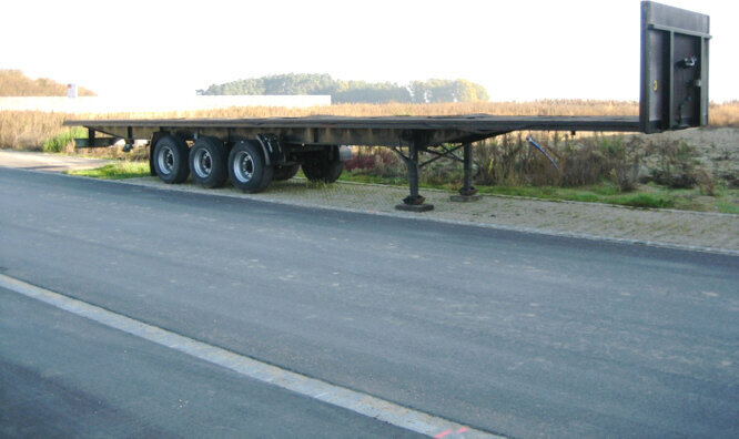 SANH Plattform GUGGENMOOS Plattform-Auflieger - Dropside/ Flatbed semi-trailer: picture 1 SANH Plattform GUGGENMOOS Plattform-Auflieger - Dropside/ Flatbed semi-trailer: picture 1