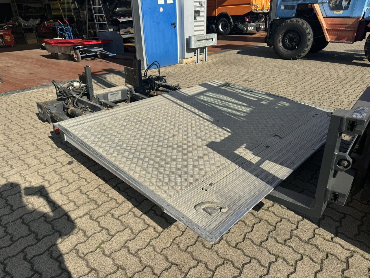 MBB C 2000 S Ladebordwand MBB C 2000 S Ladebordwand - Semi-trailer: picture 2 MBB C 2000 S Ladebordwand MBB C 2000 S Ladebordwand - Semi-trailer: picture 2