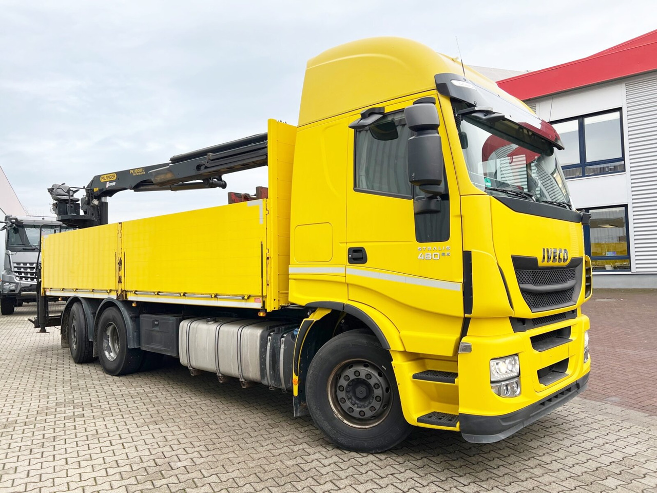 Crane truck, Dropside/ Flatbed truck Stralis AS260SY48 6x2/4 Stralis AS260SY48 6x2/4, Kran Palfinger PK18001L am Heck, Lenk-/Liftachse: picture 9 Crane truck, Dropside/ Flatbed truck Stralis AS260SY48 6x2/4 Stralis AS260SY48 6x2/4, Kran Palfinger PK18001L am Heck, Lenk-/Liftachse: picture 9