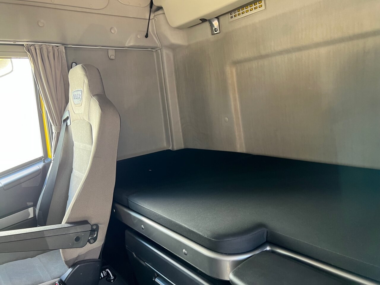 Crane truck, Dropside/ Flatbed truck Stralis AS260SY48 6x2/4 Stralis AS260SY48 6x2/4, Kran Palfinger PK18001L am Heck, Lenk-/Liftachse: picture 7 Crane truck, Dropside/ Flatbed truck Stralis AS260SY48 6x2/4 Stralis AS260SY48 6x2/4, Kran Palfinger PK18001L am Heck, Lenk-/Liftachse: picture 7