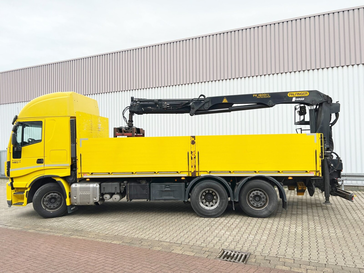 Crane truck, Dropside/ Flatbed truck Stralis AS260SY48 6x2/4 Stralis AS260SY48 6x2/4, Kran Palfinger PK18001L am Heck, Lenk-/Liftachse: picture 13 Crane truck, Dropside/ Flatbed truck Stralis AS260SY48 6x2/4 Stralis AS260SY48 6x2/4, Kran Palfinger PK18001L am Heck, Lenk-/Liftachse: picture 13