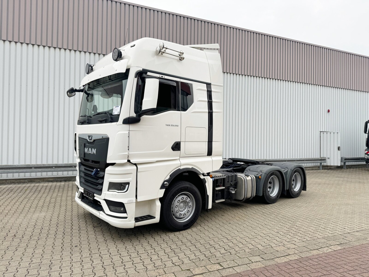 MAN TGX 33.510 6x4 BL SA TGX 33.510 6x4 BL SA, Retarder, GX-Fahrerhaus - Tractor unit: picture 1 MAN TGX 33.510 6x4 BL SA TGX 33.510 6x4 BL SA, Retarder, GX-Fahrerhaus - Tractor unit: picture 1