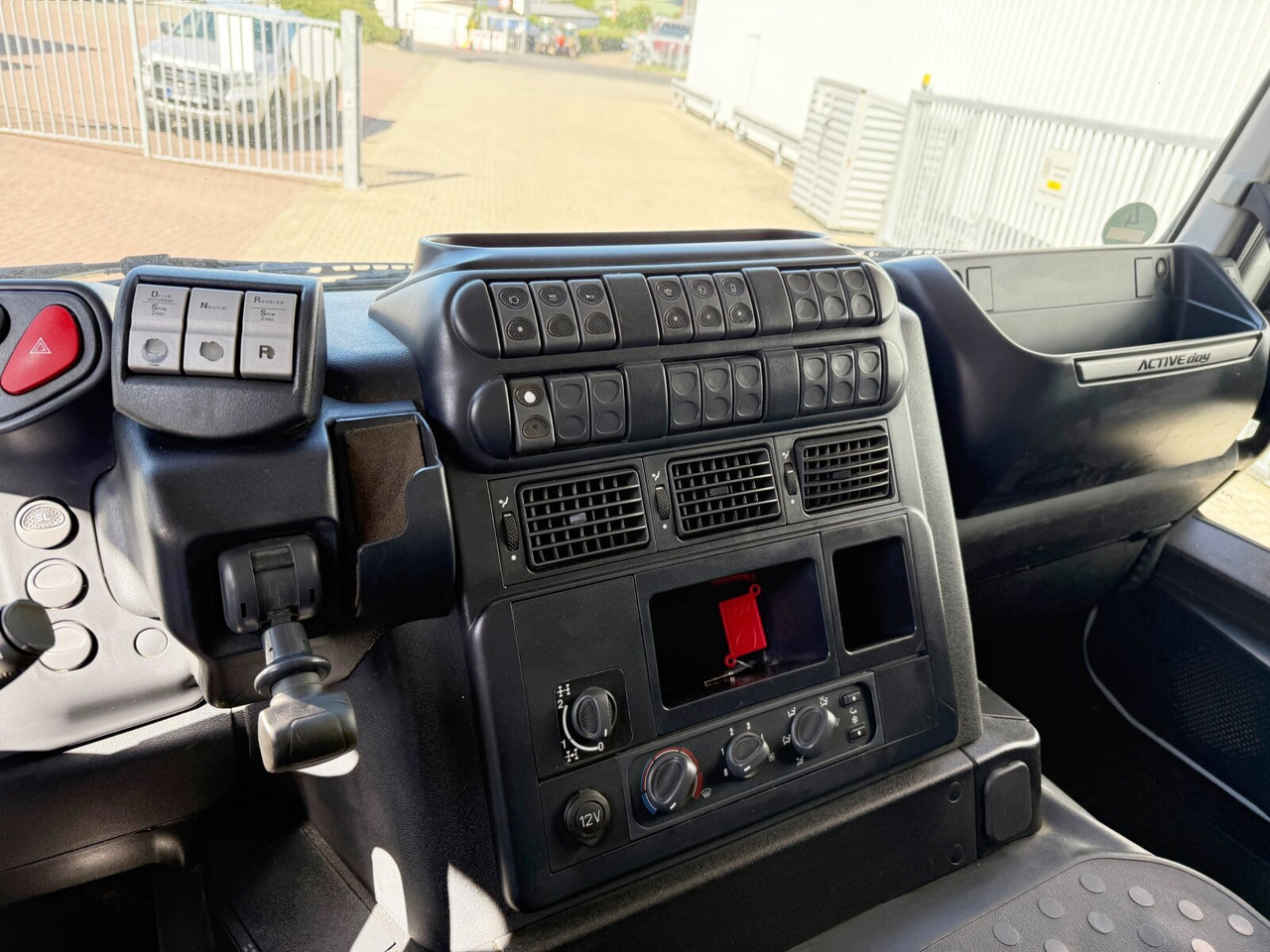 Trakker AD260T41/P 6x4 Trakker AD260T41/P 6x4, EEV, VDL S-21-5200 - Hook lift truck: picture 4 Trakker AD260T41/P 6x4 Trakker AD260T41/P 6x4, EEV, VDL S-21-5200 - Hook lift truck: picture 4