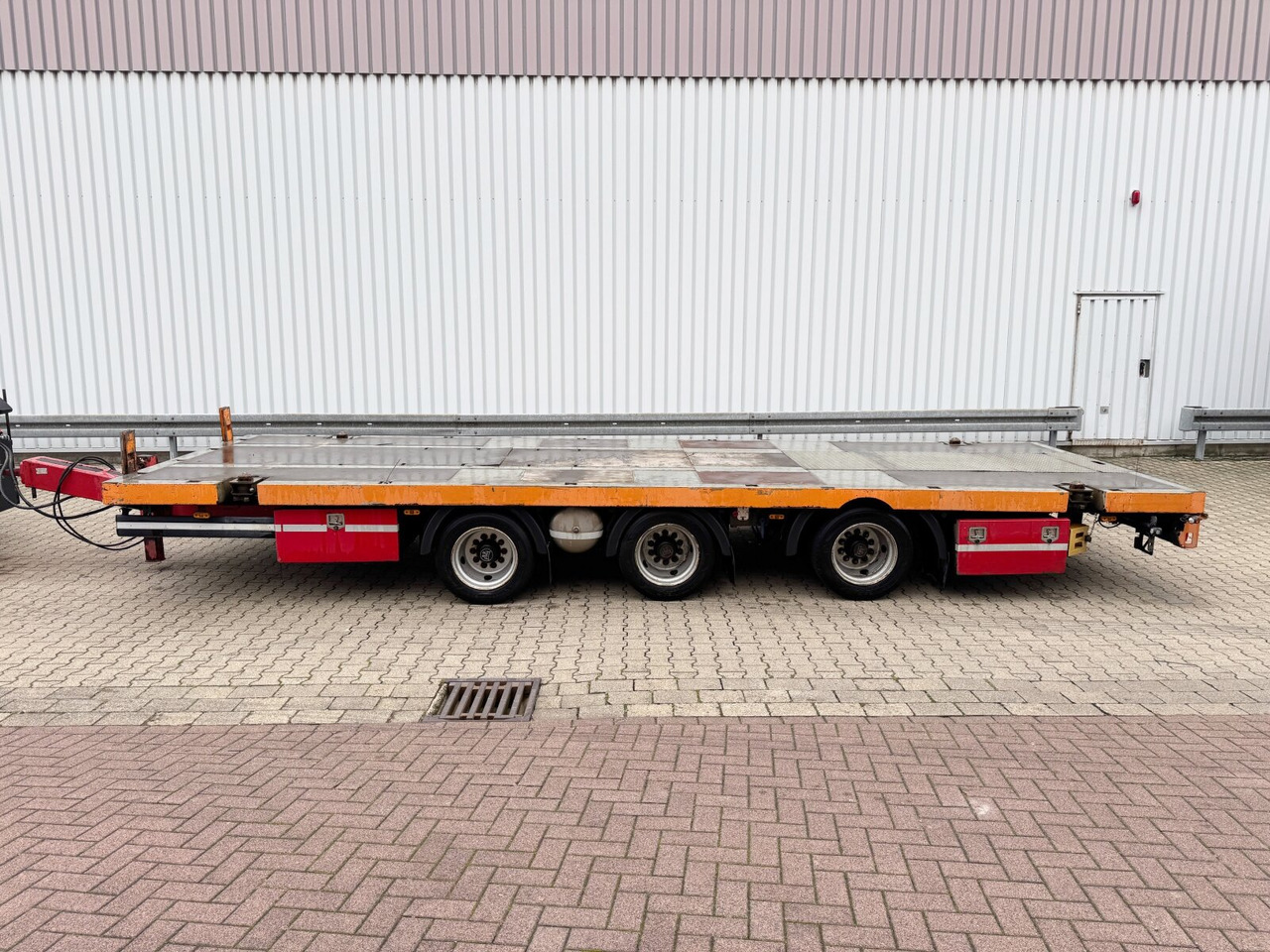 ZHP 24-32 RUFA ZHP 24-32, TwistLock-Verriegelungen, Verzinkt - Dropside/ Flatbed trailer: picture 5 ZHP 24-32 RUFA ZHP 24-32, TwistLock-Verriegelungen, Verzinkt - Dropside/ Flatbed trailer: picture 5
