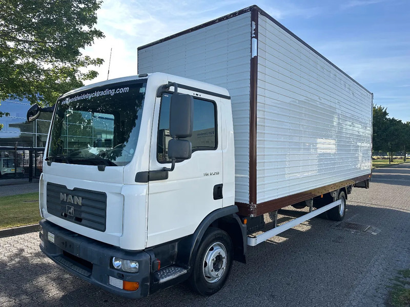 MAN TGL 12.210 MANUAL + 2000 KG LIFT + 2.60 M HIGH BIG BOX + AIRCO + SPRING / SPRING + 3 SEATS - Box truck: picture 1 MAN TGL 12.210 MANUAL + 2000 KG LIFT + 2.60 M HIGH BIG BOX + AIRCO + SPRING / SPRING + 3 SEATS - Box truck: picture 1