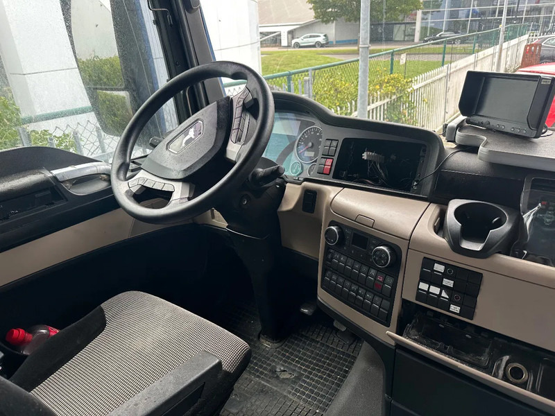 MAN TGX TGX 26 460 + 6X2 + LIFT + DAMAGED ENGINE - Box truck: picture 5 MAN TGX TGX 26 460 + 6X2 + LIFT + DAMAGED ENGINE - Box truck: picture 5