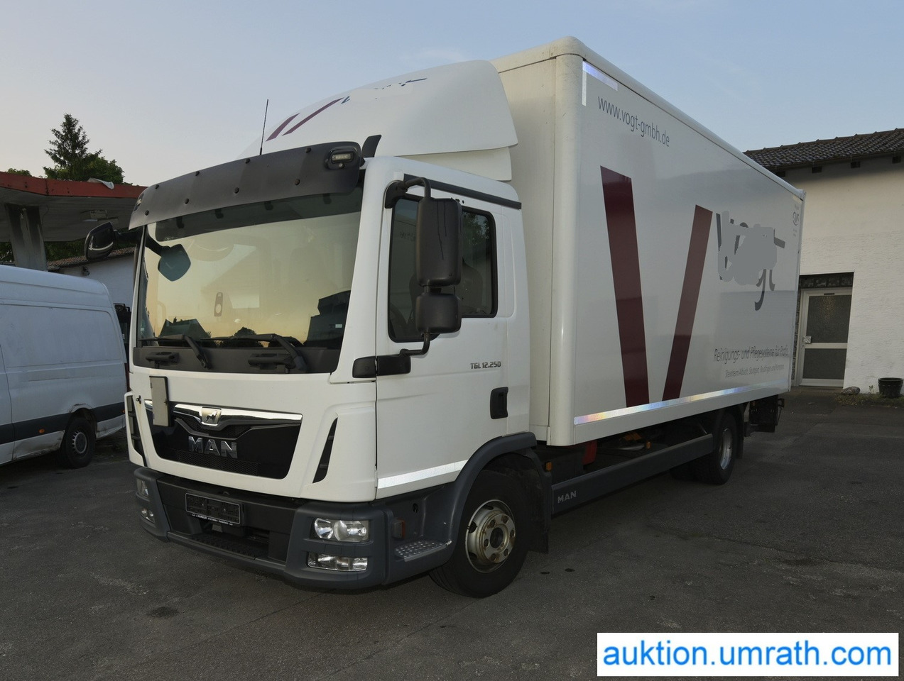 MAN (V182) TGL 12.250 4x2 L/BL Koffer Ladebordwand Klimaautomatik NAVI Luftfederung Automatikgetriebe EURO 6 - Box truck: picture 1 MAN (V182) TGL 12.250 4x2 L/BL Koffer Ladebordwand Klimaautomatik NAVI Luftfederung Automatikgetriebe EURO 6 - Box truck: picture 1